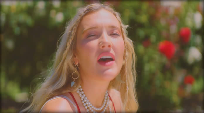 Chloé Caroline Presenta Su Nuevo Sencillo Y Video: “GEMINI” Chloé Caroline Presenta Su Nuevo Sencillo Y Video: "GEMINI"