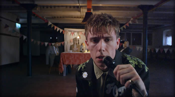 Devon Estrena Un Nuevo Sencillo Y Video: "Out Of Context"