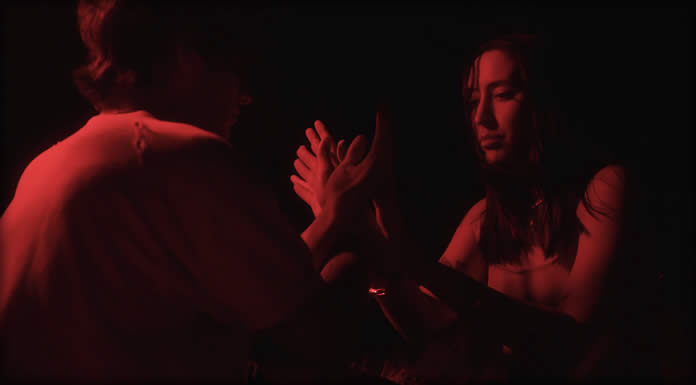 Elohim & Yoke Lore Presentan Su Nuevo Sencillo Y Video: "Pastel Auras"