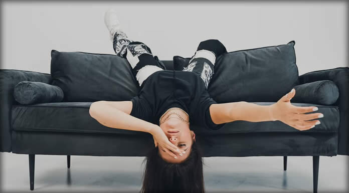 Natalie Jane Presentó Su Nuevo Sencillo Y Lyric Video: "Mentally Cheating"