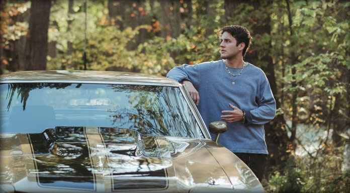 Zach Oliver Presenta Su Nuevo Sencillo: “Coat Check”