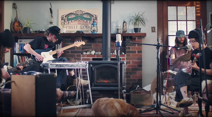 Bells Larsen Comparte El Video En Vivo De Su Sencillo: “Sweater Weather” Bells Larsen Comparte El Video En Vivo De Su Sencillo: “Sweater Weather”