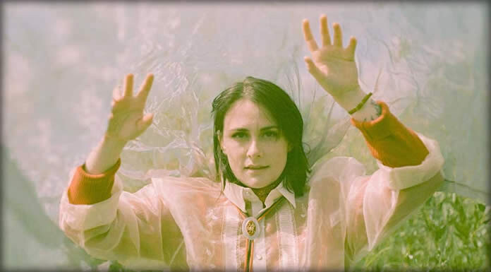 Ellen Froese Presenta Su Nuevo Sencillo Y Video: "For Each Flower Growing"