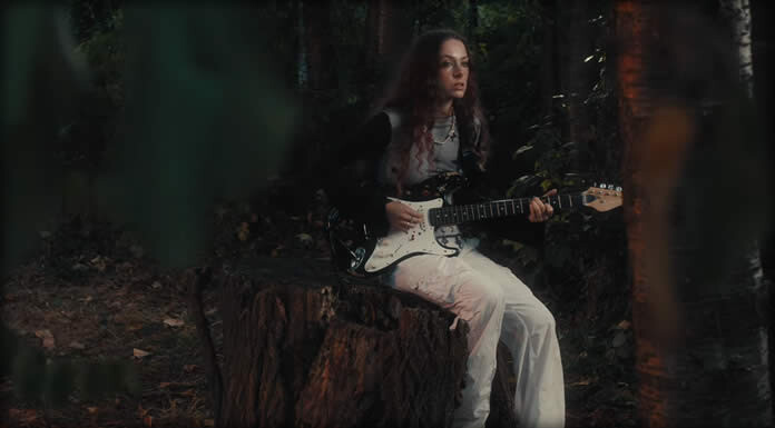 Holly Humberstone Presenta Su Nuevo Sencillo Y Video: “Scarlett (Garden Version)” Holly Humberstone Presenta Su Nuevo Sencillo Y Video: “Scarlett (Garden Version)”
