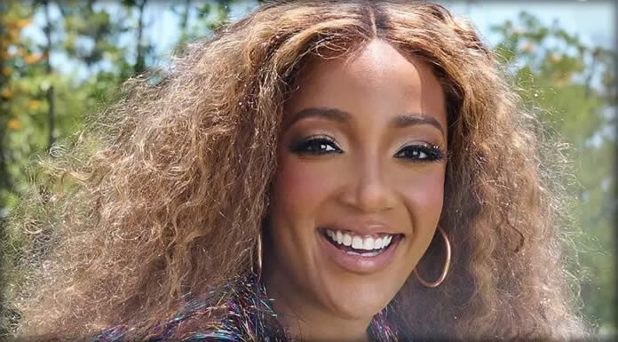 Mickey Guyton Presenta Su Nuevo Sencillo: “Somethin’ Bout You” Mickey Guyton Presenta Su Nuevo Sencillo Y Video: “Somethin’ Bout You”