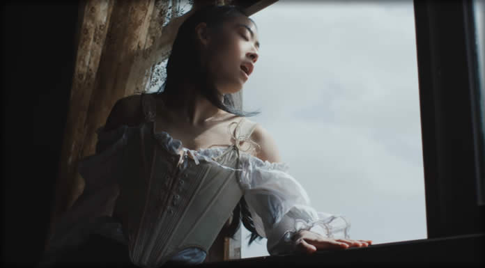 Rina Sawayama Presenta El Video Oficial De Su Sencillo: “Hold The Girl” Rina Sawayama Presenta El Video Oficial De Su Sencillo: “Hold The Girl”
