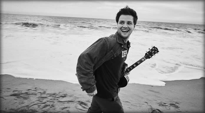 Alex Warren Estrena Su Nuevo Sencillo Y Video: “Headlights”