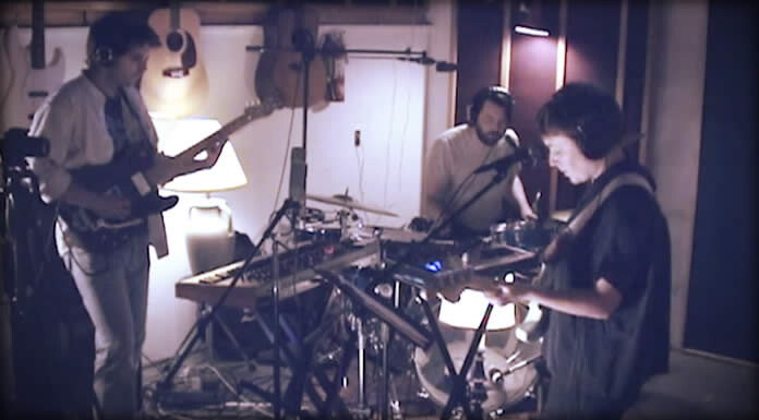 Art Moore Presenta El Video En Vivo De Su Sencillo “Rewind” Art Moore Presenta El Video En Vivo De Su Sencillo "Rewind"