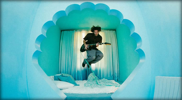 Eli Smart Presenta Su Nuevo Sencillo: "Cry At The Comedy" Primer Adelanto De "Aloha Soul"