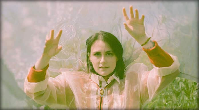 Ellen Froese Presenta Su Nuevo Sencillo Y Video: “Like You’re Looking At Me"