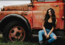 Jessica Lynn Presenta Su Álbum Debut: "Lone Rider"