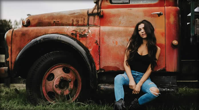 Jessica Lynn Presenta Su Álbum Debut: "Lone Rider"