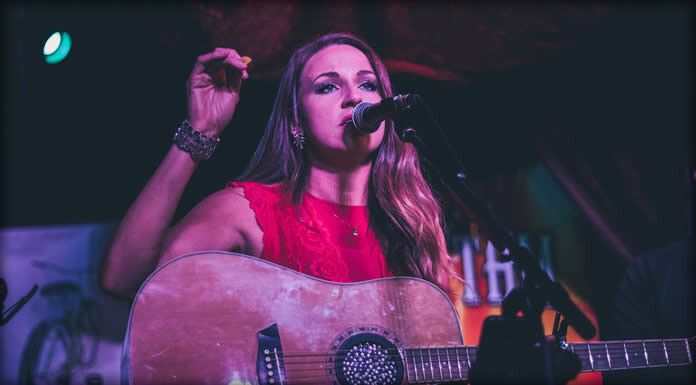 Justine Blazer Lanza Su Nuevo Álbum: "Girl Singing The Blues"