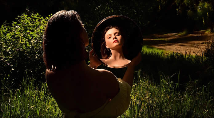 Kathleen Presenta Su Nuevo Sencillo Y Video: “Phantom Love” Kathleen Presenta Su Nuevo Sencillo Y Video: "Phantom Love"