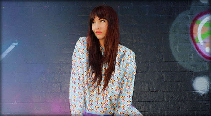 Liz Cass Presenta Su Nuevo Sencillo: "Something Real"