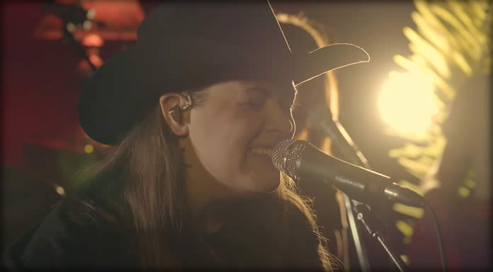 Mariel Buckley Comparte Su Nuevo Video En Vivo: “Hate This Town”