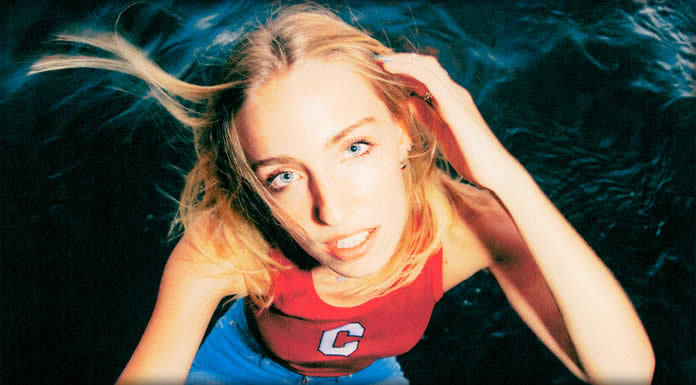Maude Latour Presenta Su Nuevo Sencillo: "Cyclone"