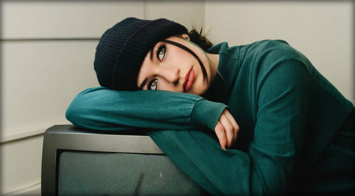 Sara Kays Estrena Su Nuevo Sencillo Y Video: “Watching Tv”