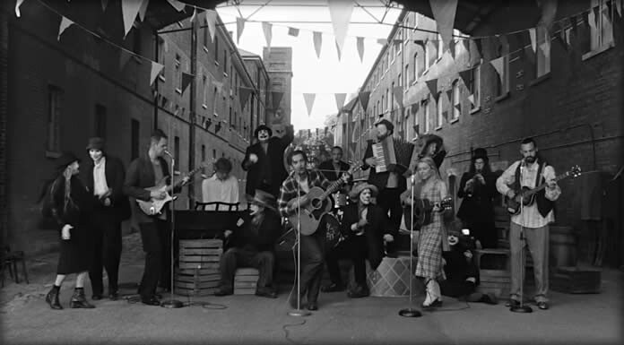 The 1975 Presenta Su Nuevo Sencillo Y Video: "I'm In Love With You"