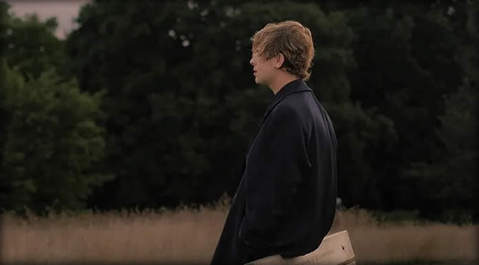 Tom Odell Presenta Su Nuevo Sencillo: "Smiling All The Way Back Home"
