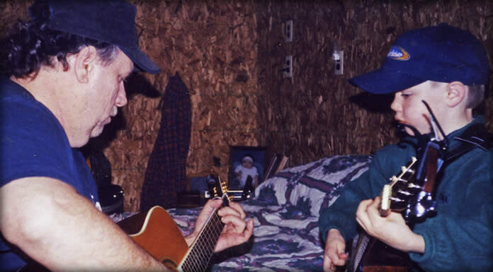 Billy Strings Estrena: “Long Journey Home” + “Life To Go” Del Álbum “Me/and/Dad” Ft. Terry Barber Billy Strings Estrena "Long Journey Home" + "Life To Go" Del Álbum "Me/and/Dad" Ft. Terry Barber