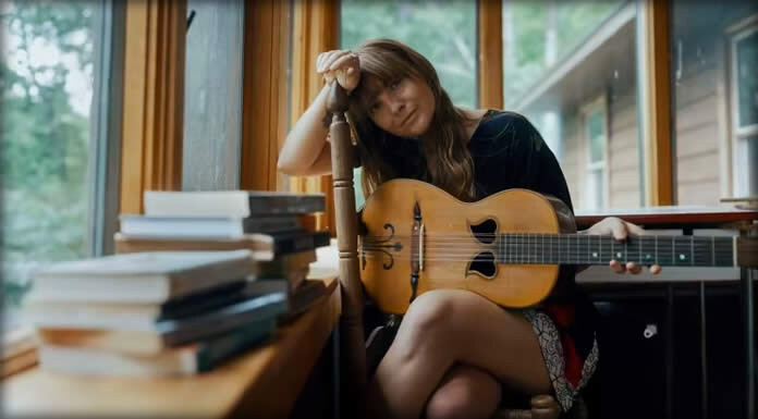 Courtney Marie Andrews Presenta Su Nuevo Sencillo Y Lyric Video: "Thinkin' On You"