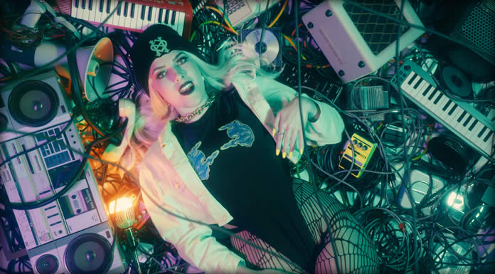 Harley Olivia Presenta Su Nuevo Sencillo Y Video: "Diggin'"