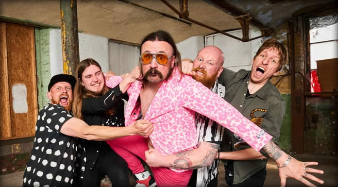 Massive Wagons Estrena Su Nuevo Sencillo Y Video: “Please Stay Calm” Massive Wagons Estrena Su Nuevo Sencillo Y Video: "Please Stay Calm"