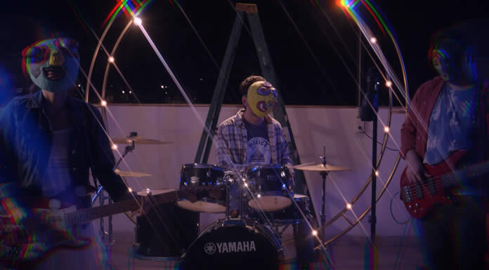 Pirineos En Llamas Regresa Con Un Nuevo Sencillo Y Video: “Engáñate” Pirineos En Llamas Regresa Con Un Nuevo Sencillo Y Video: "Engáñate"