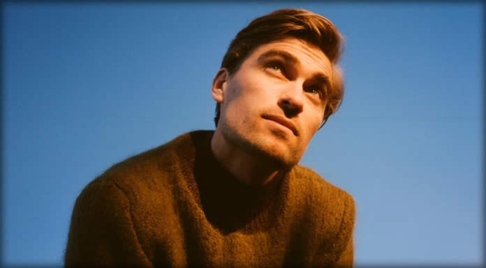 Rhys Lewis Estrena Su Nuevo Sencillo Y Video: "The Middle"