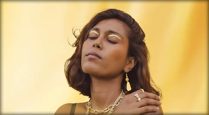 Abby Simone Presenta Su Sencillo Debut: "Same Sunrise"