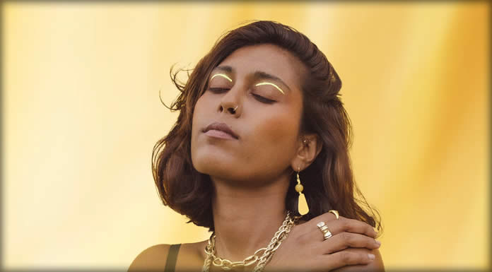 Abby Simone Presenta Su Sencillo Debut: "Same Sunrise"