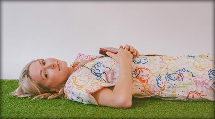 Ailbhe Reddy Estrena Su Nuevo Sencillo Y Video: "Shitshow"