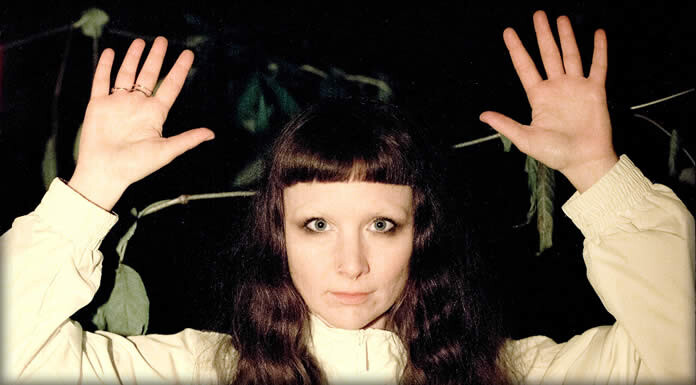 Bethan Lloyd Presenta Su Nuevo Sencillo Y Video: “Cutting Circuits” Bethan Lloyd Presenta Su Nuevo Sencillo Y Video: "Cutting Circuits"