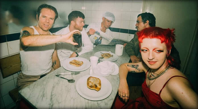 Enter Shikari Presentan Su Nuevo Sencillo Y Video: “Bull” Ft. Cody Frost Enter Shikari Presentan Su Nuevo Sencillo Y Video: "Bull" Ft. Cody Frost