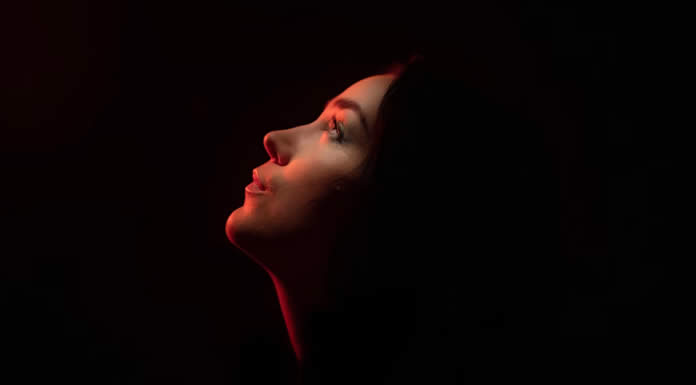 Maggie Estrena Su Nuevo Sencillo: "Bad Habits"