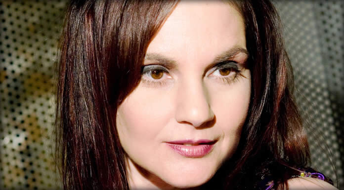 Tia McGraff Presenta Su Nuevo Sencillo Y Video: "With Love"