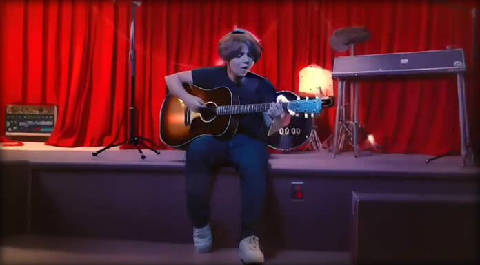 Michael Eddy Estrena Su Nuevo Sencillo Y Video: "Small Towns"