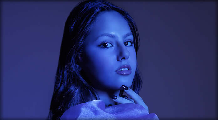 Sindy Hoxha Estrena Su Nuevo Sencillo: "Feeling Blue"