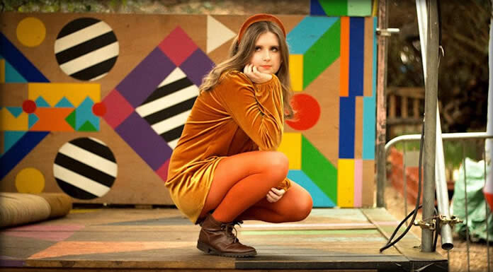 Mari Dangerfield Presenta Su Álbum Debut: "Love And Other Machines"