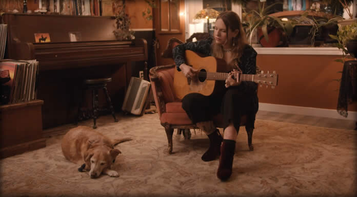 Meredith Moon Presenta Su Nuevo Sencillo Y Video: "Constellations"