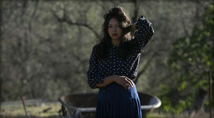Shana Cleveland Presenta Su Nuevo Sencillo Y Video: “Faces In The Firelight” Shana Cleveland Presenta Su Nuevo Sencillo Y Video: "Faces In The Firelight"