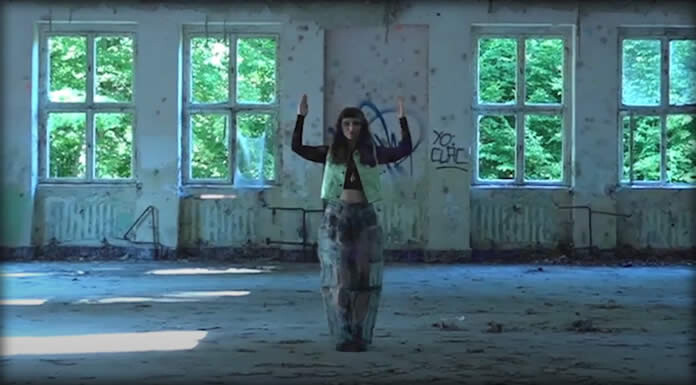 Bethan Lloyd Presenta Su Nuevo Sencillo Y Video: “No Umbilical” Bethan Lloyd Presenta Su Nuevo Sencillo Y Video: "No Umbilical"