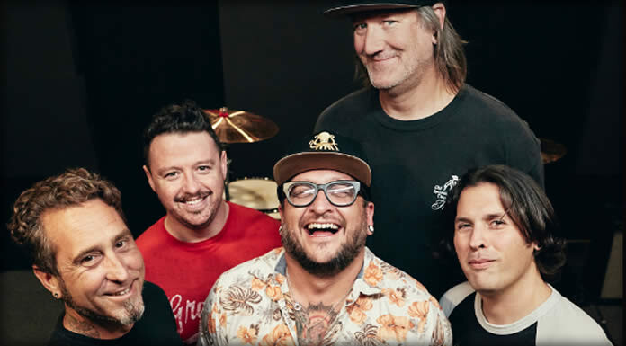 Versus The World Presenta Su Nuevo Sencillo: “Roadsick/Roadsick” Versus The World Presenta Su Nuevo Sencillo: "Roadsick/Roadsick"