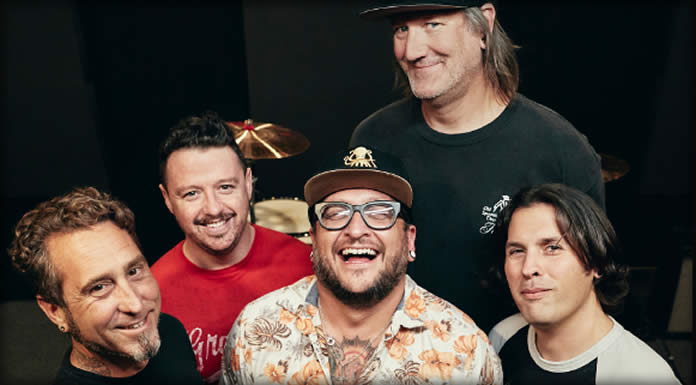 Versus The World Presenta Su Nuevo Sencillo: “Roadsick/Roadsick” Versus The World Presenta Su Nuevo Sencillo: "Roadsick/Roadsick"