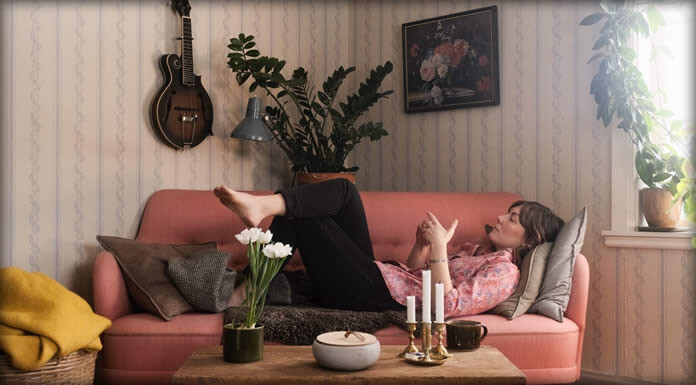 Hanna Enlöf Presenta Su Nuevo Sencillo: “Solitude” Hanna Enlöf Presenta Su Nuevo Sencillo: "Solitude"