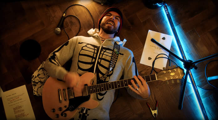 Lucias Malcolm Presenta Su Álbum Debut En Solitario: “Past, Present And Future Regrets” Lucias Malcolm Presenta Su Álbum Debut En Solitario: "Past, Present And Future Regrets"