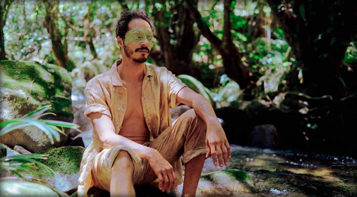 Solo Valencia Presenta Su Nuevo Sencillo Y Video: "Mientras Tanto El Mundo Sigue"