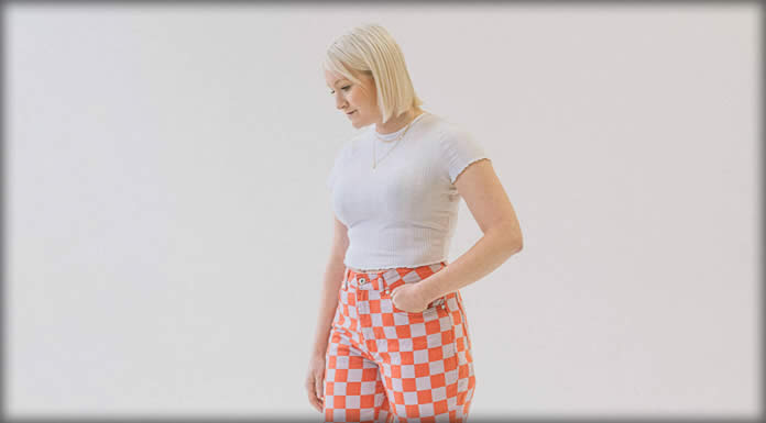 Molly Warburton Presenta Su Nuevo Sencillo: "Midnight Hour"