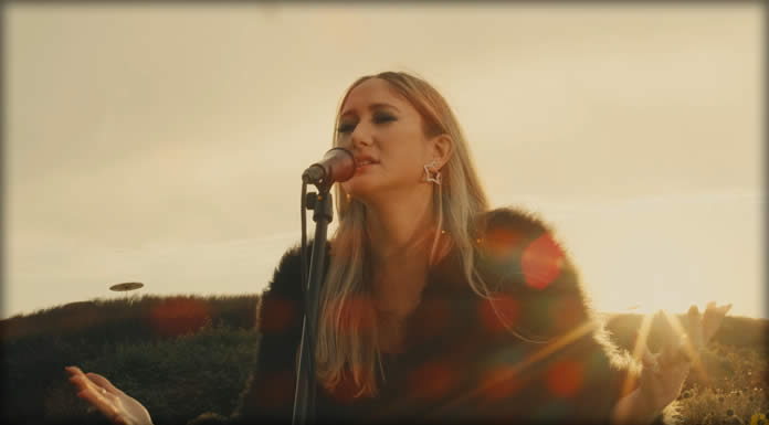 Annabel Gutherz Presenta El Video Acústico En Vivo De Su Sencillo: “Saturn’s Rings” Annabel Gutherz Presenta El Video Acústico En Vivo De Su Sencillo: "Saturn's Rings"